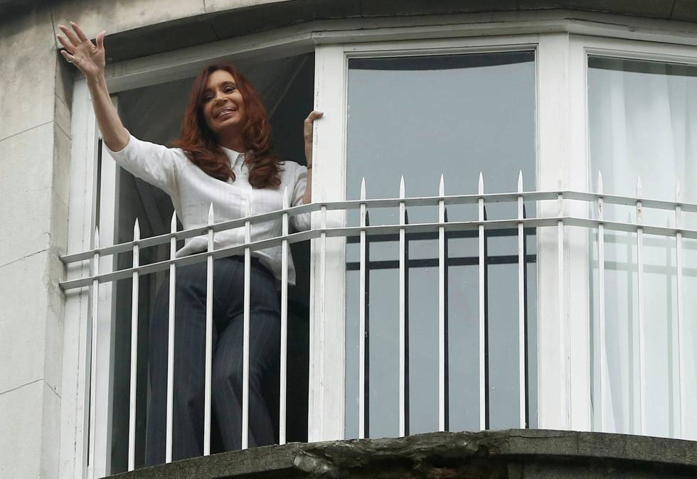 Cristina FernÃ¡ndez de Kirchner saluda desde el balcÃ³n de su casa en Buenos Aires tras declarar en abril de 2016 en una causa por presunto fraude al Estado.