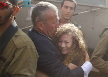 Ahed Tamimi, la adolescente icono de la resistencia palestina sale de una cárcel israelí tras cumplir su pena