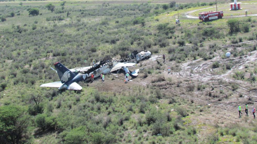 Una imagen aérea de este miércoles con los ingenieros trabajando cerca del avión accidentado