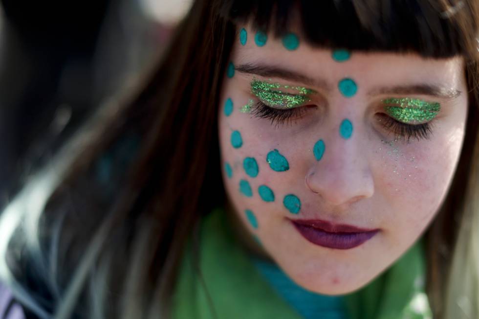 Una mujer en favor del aborto legal en una sentada en Buenos Aires.