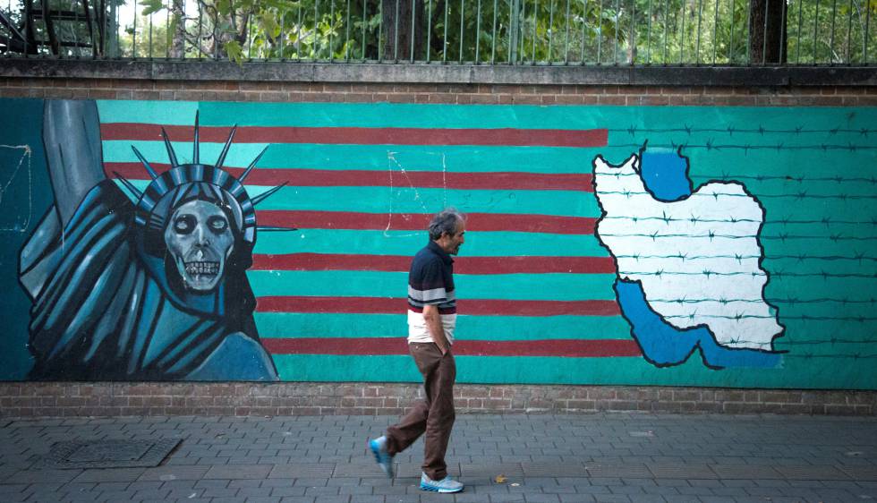 Un hombre camina junto a un mural antiamericano en TeherÃ¡n.