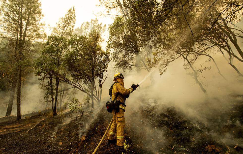 Un bombero en el llamado incendio Carr en Redding, California, el pasado dÃ­a 26.