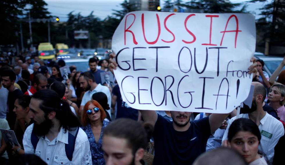 Protestas, en la SecciÃ³n de Intereses de Rusia, sita en la Embajada suiza de Tbilisi (Georgia).