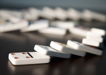 Una mosca tira una pieza de dominó y frustra un récord mundial