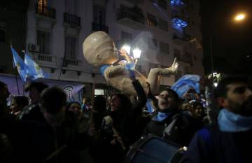 Grupos contrarios al aborto legal pasean un feto gigante de cartón frente al Congreso.