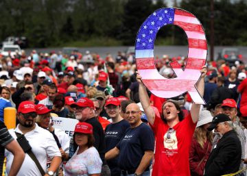 Los seguidores de una teoría conspirativa aparecen en los mítines de Trump