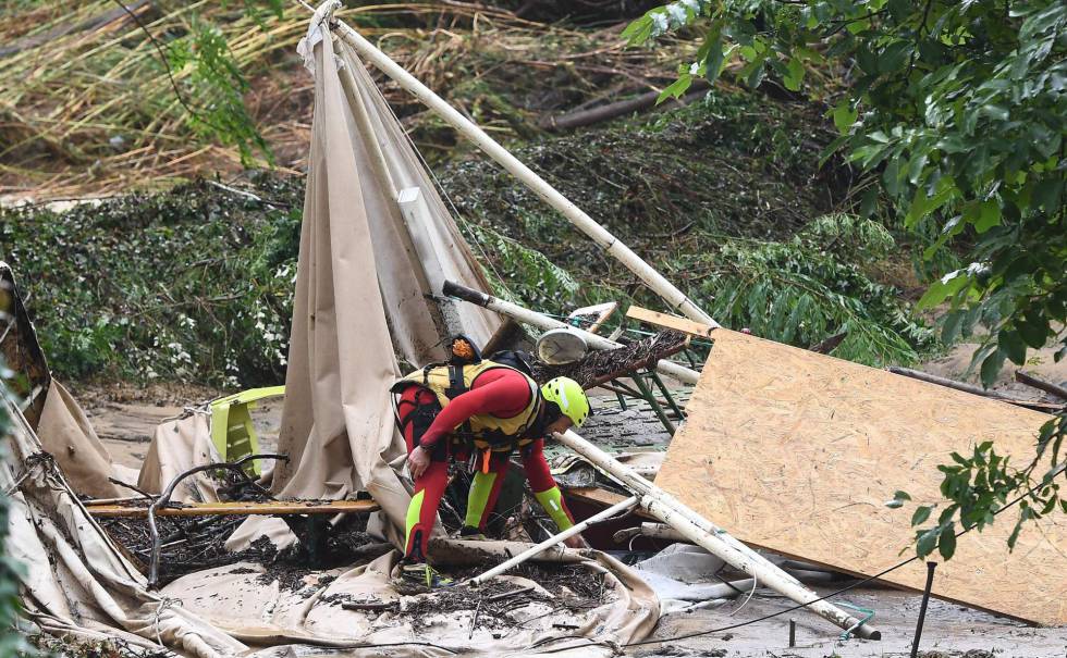 Equipos de rescate en una zona de acampada en el sur de Francia.