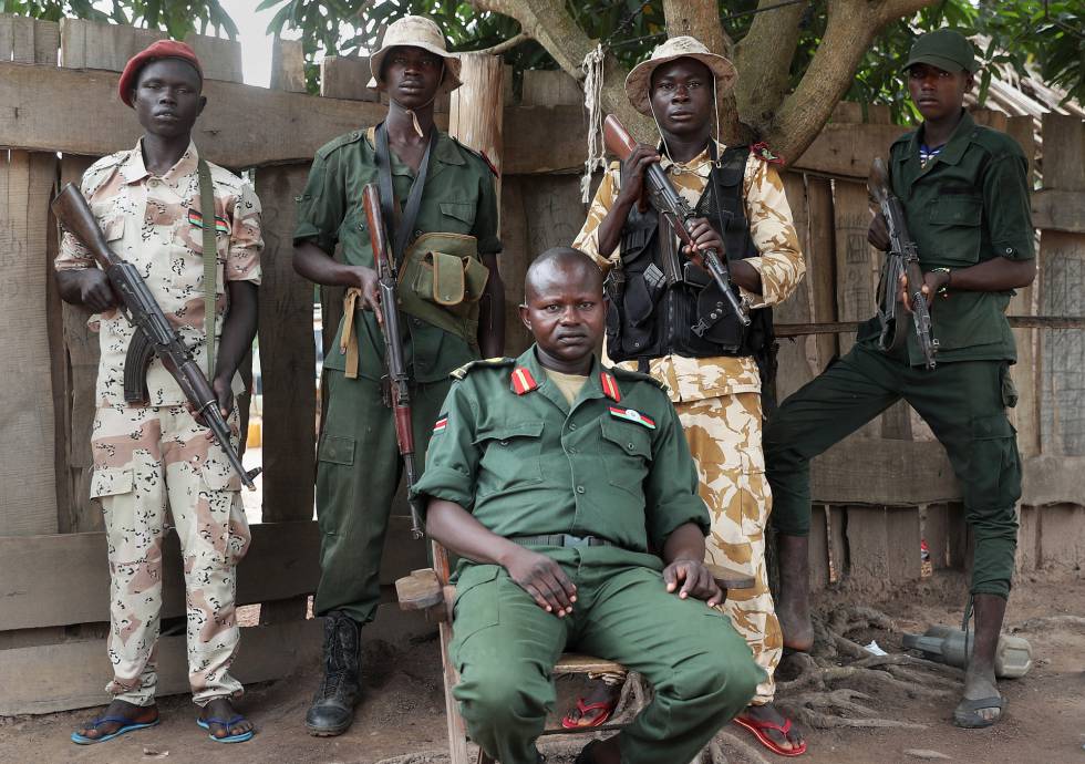 O general Abel Dominic Banga, líder da milícia SSNLM, posa com seus guarda-costas em sua casa em Yambio, no sul do Sudão do Sul.