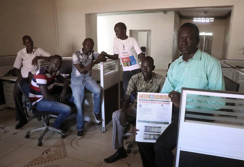 Michael Koma, director del periódico sursudanés The Dawn, junto a su equipo en la redacción del diario en Yuba.