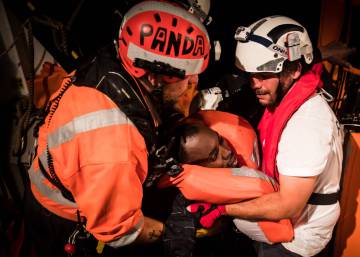 El último rescate de Papa Panda, un veterano del ‘Aquarius’