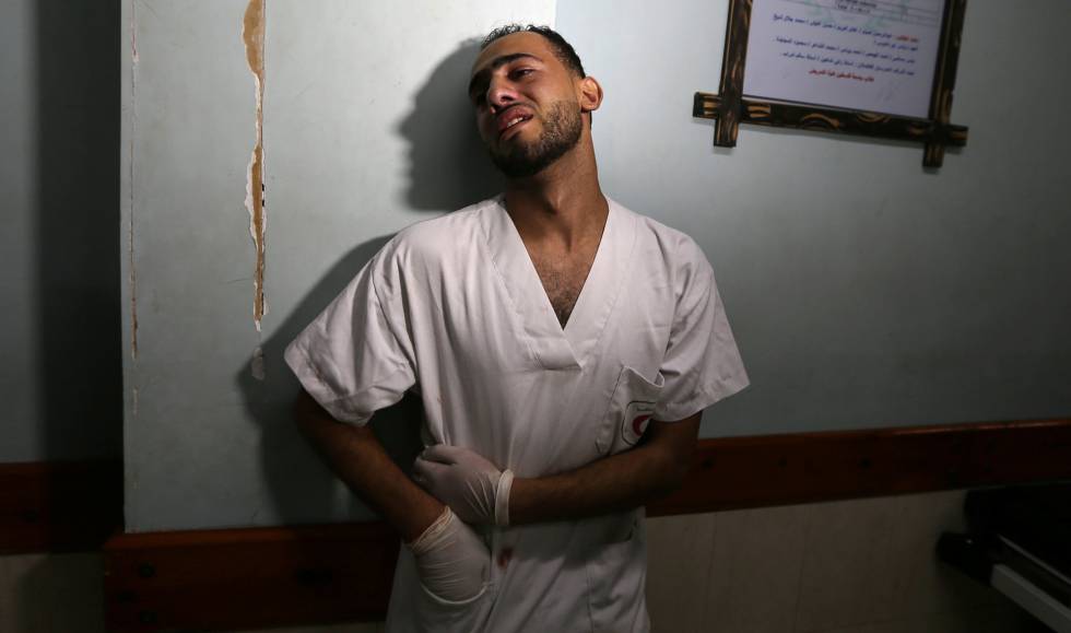 Un enfermero en un hospital en Gaza el pasado viernes.