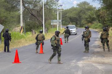 Fuerzas especiales de la Marina patrullan una carretera del Norte de México