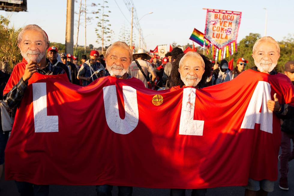 Activistas del Movimiento sin Tierra, con caretas con la foto de Lula, marchan ayer en Brasil en apoyo de la candidatura del expresidente