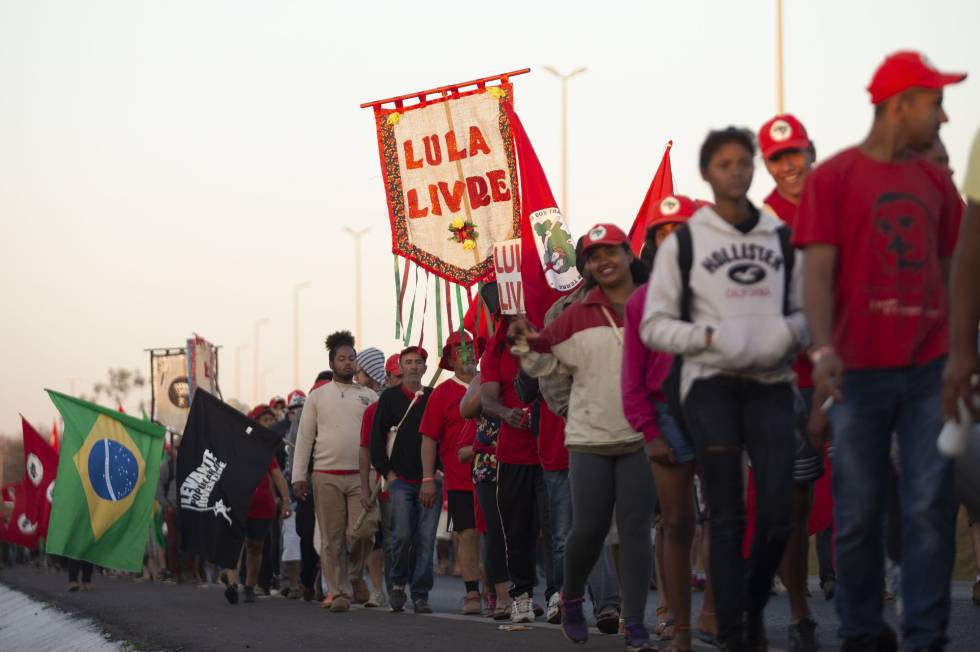 Simpatizantes de Lula marchan en apoyo a la candidatura del exmandatario Luiz Inácio Lula da Silva para las elecciones de octubre en Brasilia (Brasil)