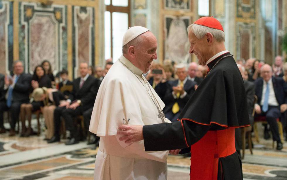 El Papa con el cardenal Wuerl, acusado de encubrir los hechos, en una imagen de 2010.