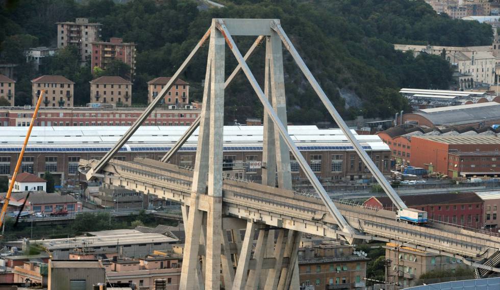 Imagen del puente que ha colapsado en Génova.