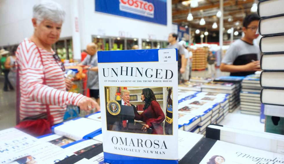 Una mujer mira el libro en una librería de California