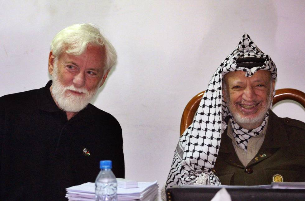 Uri Avnery junto al líder palestino Yasir Arafat, en 2002.