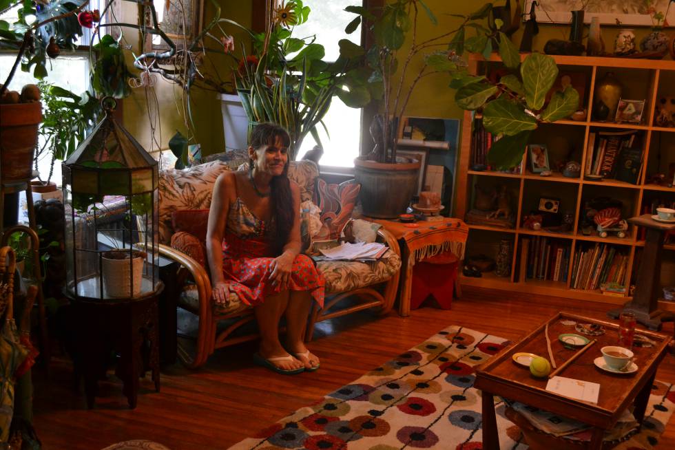 Jenny Stello en el salón de su casa en Takoma Park.