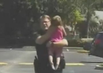 Un policía de Florida rescata a una niña de tres años a la que su madre dejó olvidada 12 horas en un coche