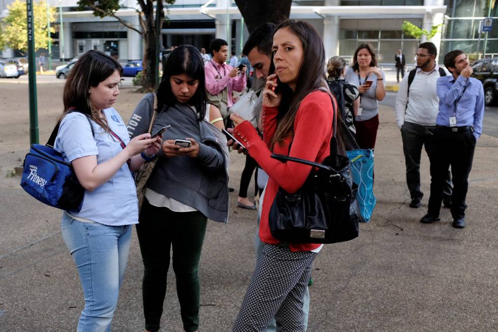 Unos trabajadores desalojados en Caracas.