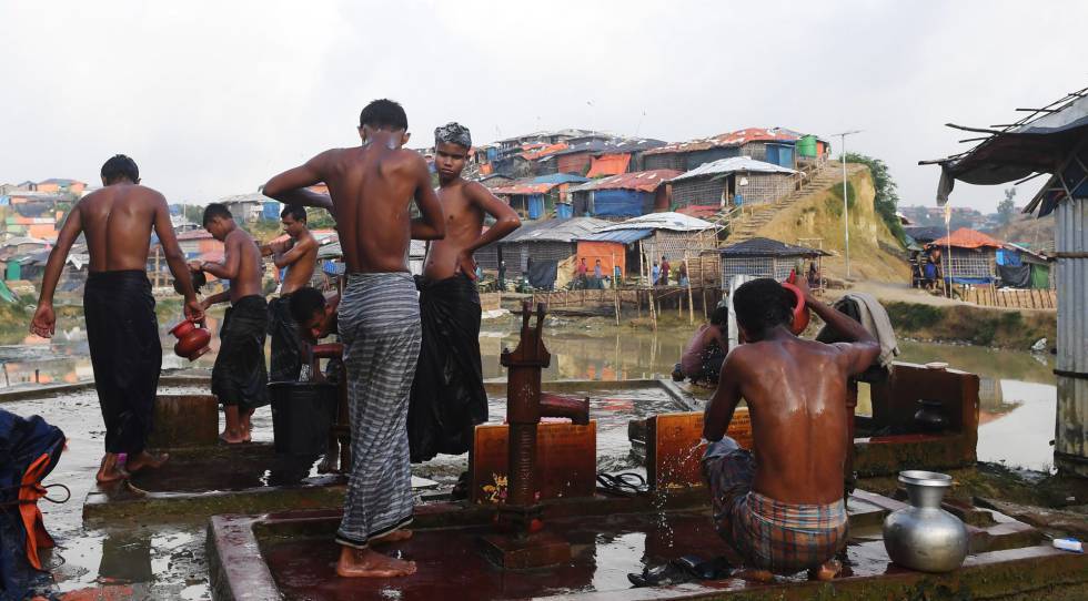 Un grupo de jóvenes rohingya toma un baño en el campo de refugiados de Unchiprang (Bangladés) este miércoles.