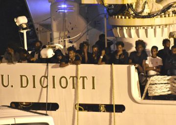Los migrantes, esperando su desembarco del Diciotti.