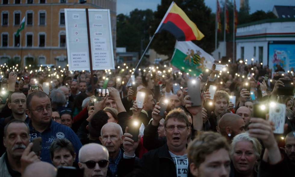 Manifestantes en la concentración organizada este jueves por el grupo de ultraderecha Pro Chemnitz este miércoles en esta ciudad del este de Alemania. rn 