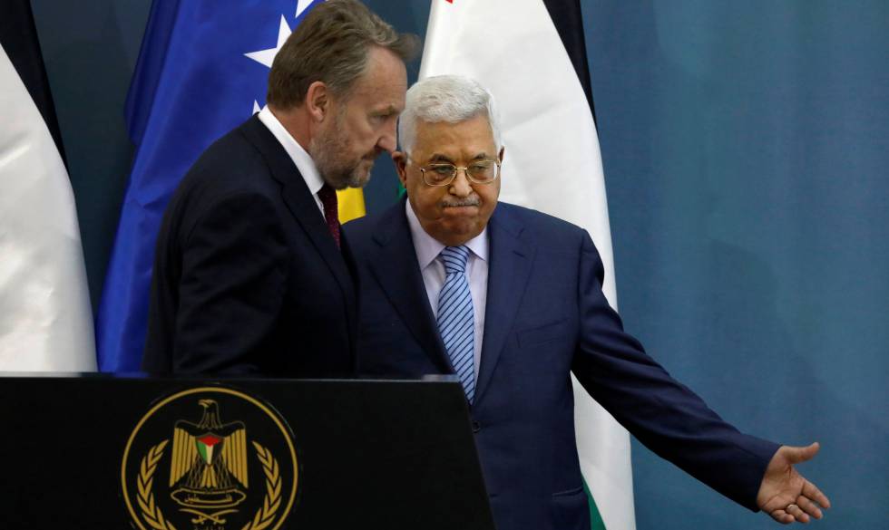 El presidente palestino, Mahmud Abbas (derecha) recibe al jefe de la presidencia colegiada bosnia, Bakir Izetbegovic, el miÃ©rcoles en Ramala.