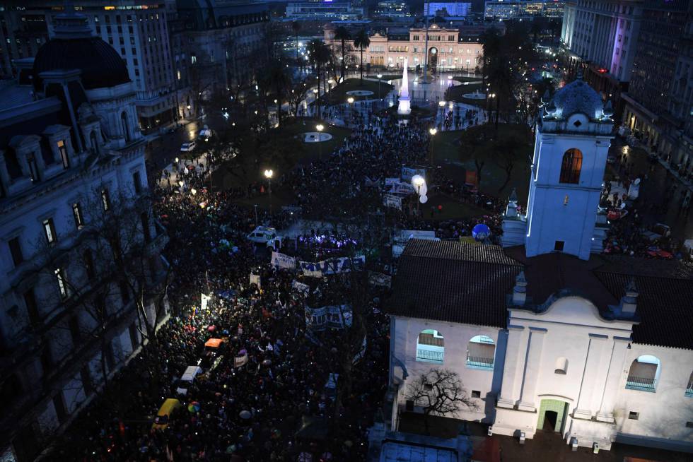 Protesta de profesores y estudiantes de las universidades públicas argentinas en la Plaza de Mayo, en Buenos Aires.