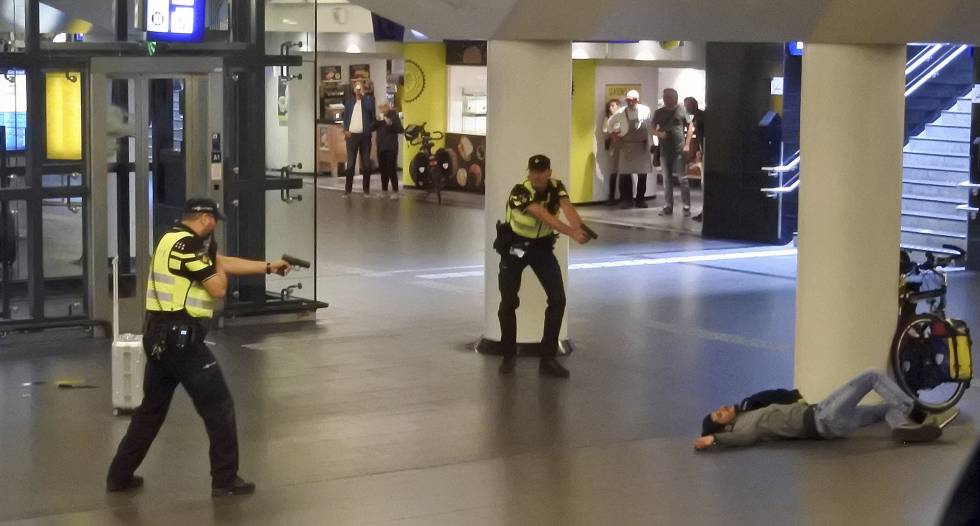 PolicÃ­as holandeses apuntan al asaltante afgano, este viernes en Ãmsterdam.