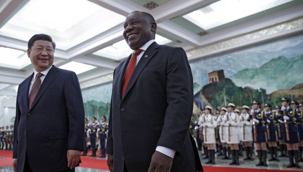 Xi Jinping, junto al presidente sudafricano, Cyril Ramaphosa, este domingo en PekÃ­n.