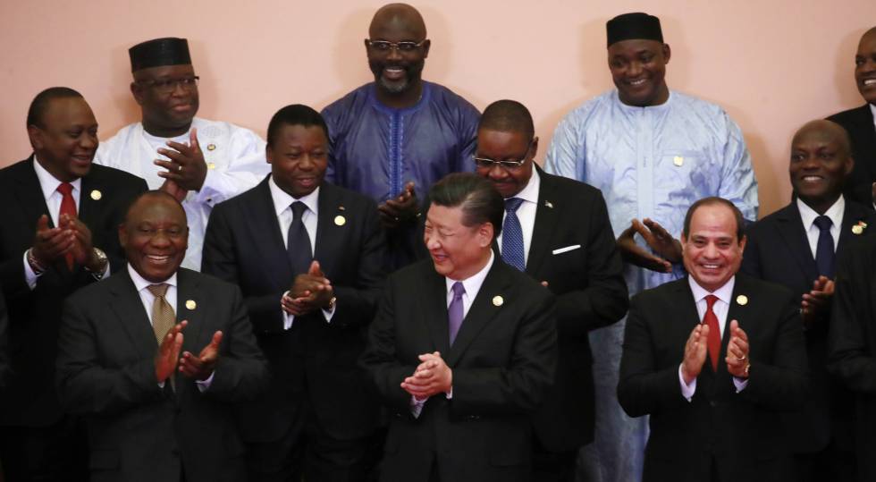Xi Jinping con un grupo de mandatarios africanos en el Foro de CooperaciÃ³n China-Ãfrica.