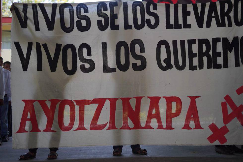 Familiares de los 43 estudiantes en la norma rural de Ayotzinapa.