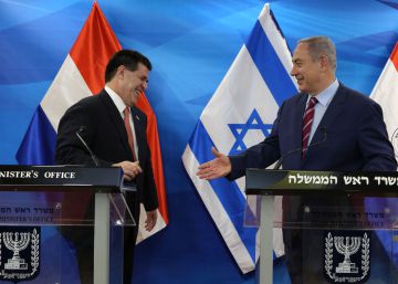 El primer ministro israelí, Benjamín Netanyahu, saluda al presidente paraguayo, Horacio Cartes, en julio en Jerusalén. 