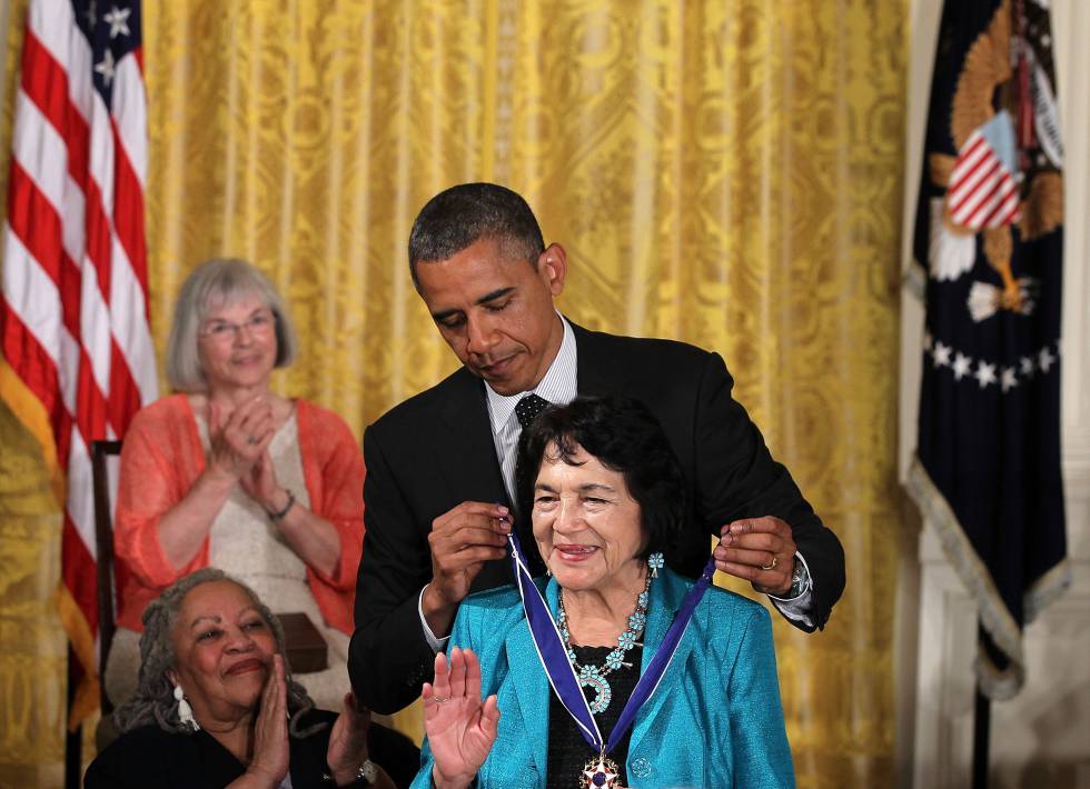 Obama impone a Dolores Huerta la medalla de la Libertad en 2012.