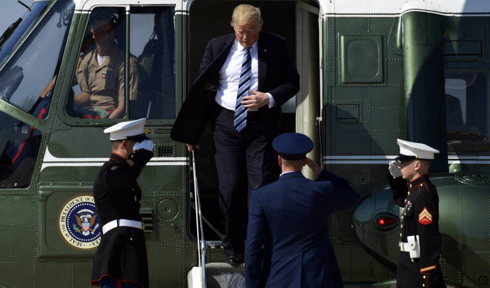 El presidente Donald Trump se baja del Air Force One.