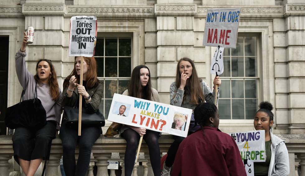 Un grupo de jÃ³venes manifestÃ¡ndose en Downing Street tras el referendum de 2016.