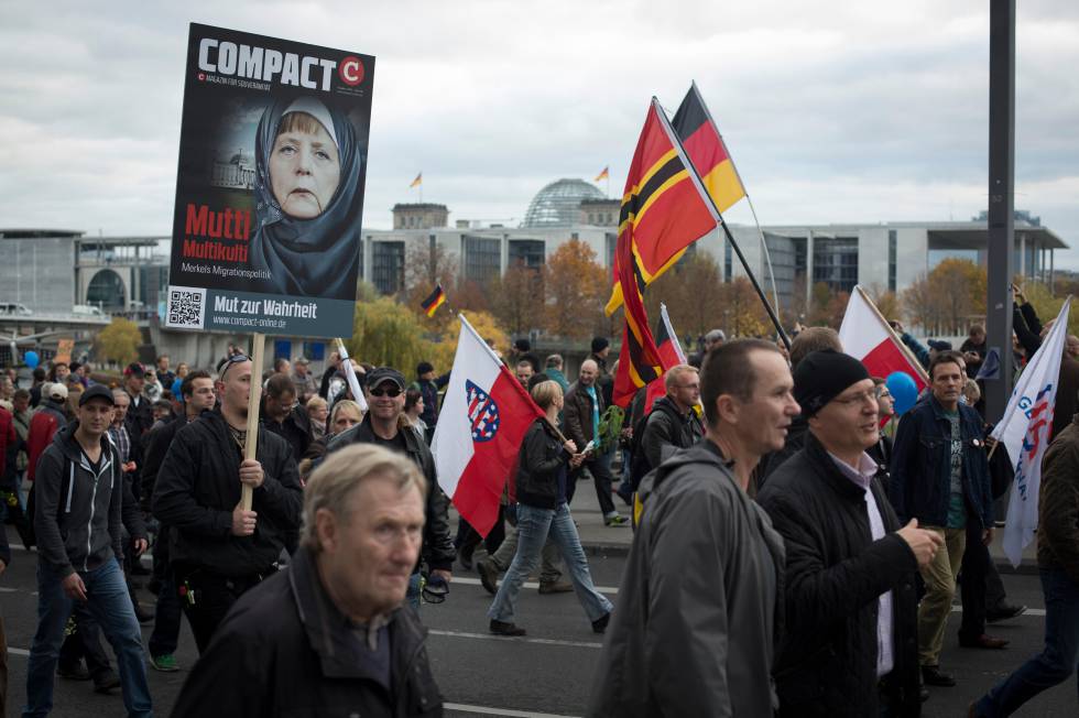 ManifestaciÃ³n en BerlÃ­n organizada por el partido de extrema derecha AfD contra la canciller Merkel en 2015.  rn 