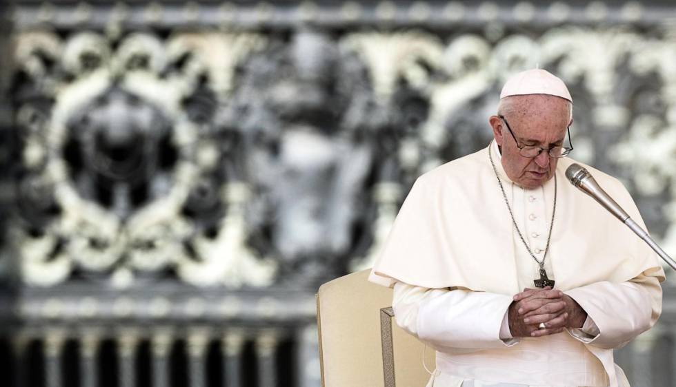 El papa Francisco reza en San Pedro en el Vaticano, en agosto.