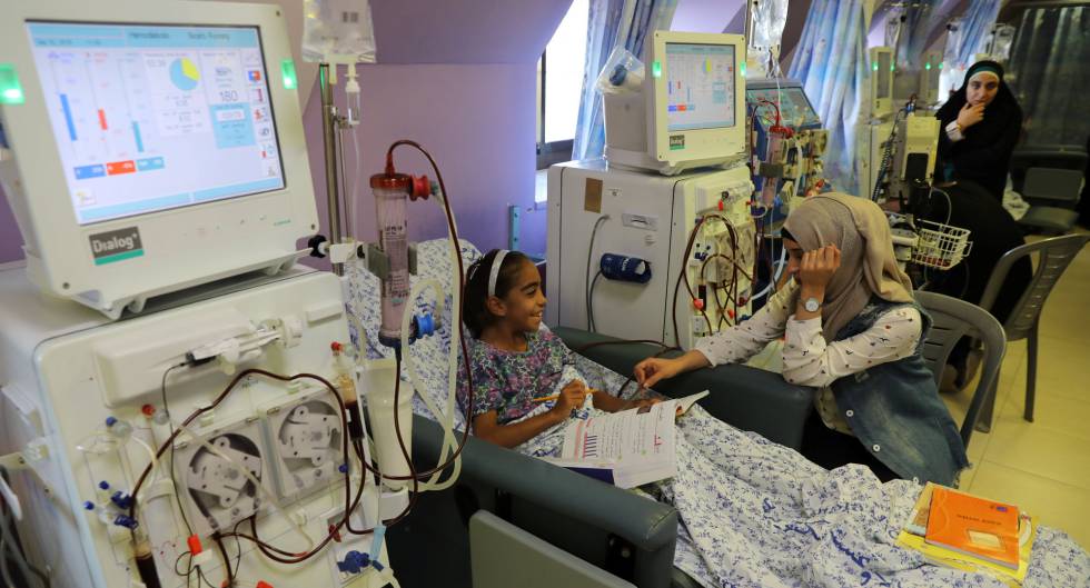 Una niÃ±a palestina recibe tratamiento, el lunes en el hospital Augusta Victoria de JerusalÃ©n Este.
