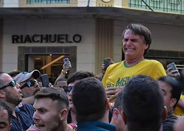 El ultra brasileño Bolsonaro recibe una puñalada en un acto electoral