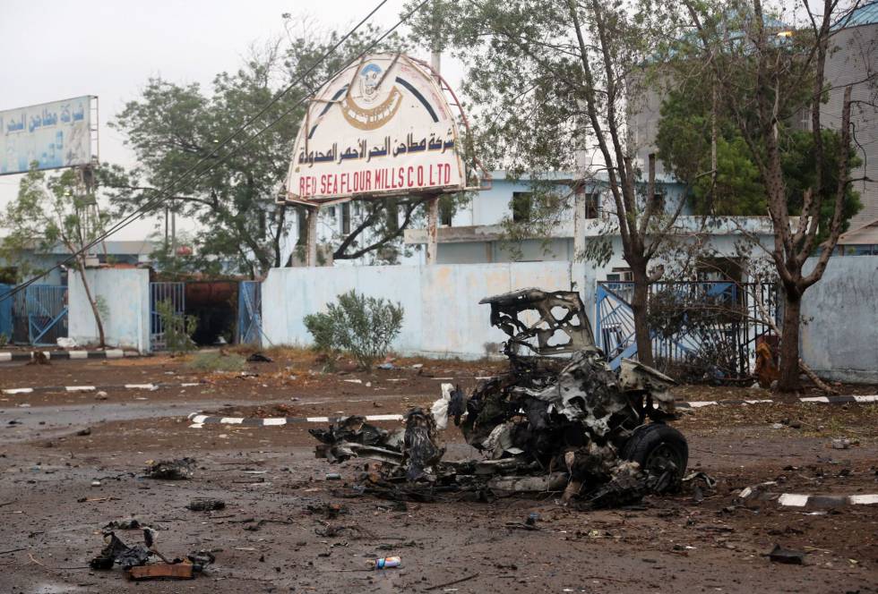Un coche destruido en un ataque aÃ©reo durante enfrentamientos entre el ejÃ©rcito saudÃ­ y rebeldes Huthi en Yemen.