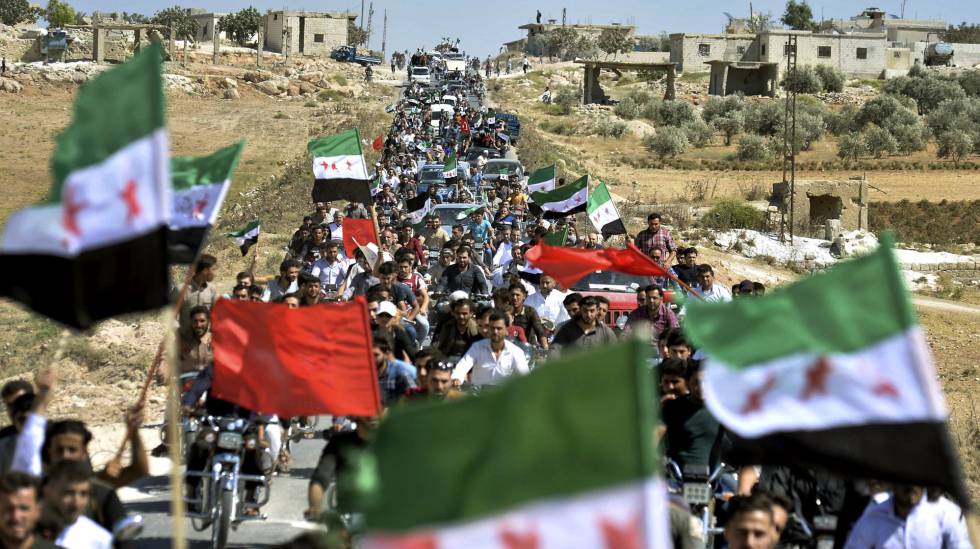 Cientos de manifestantes antigubernamentales, este viernes en Maarat al-Numan, en la provincia de Idlib (Siria).