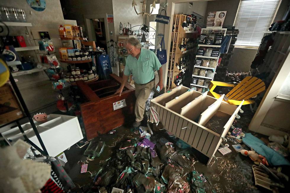 Bill Wheeler en su negocio tras el paso del huracán Florence en New Bern, Carolina del Norte.