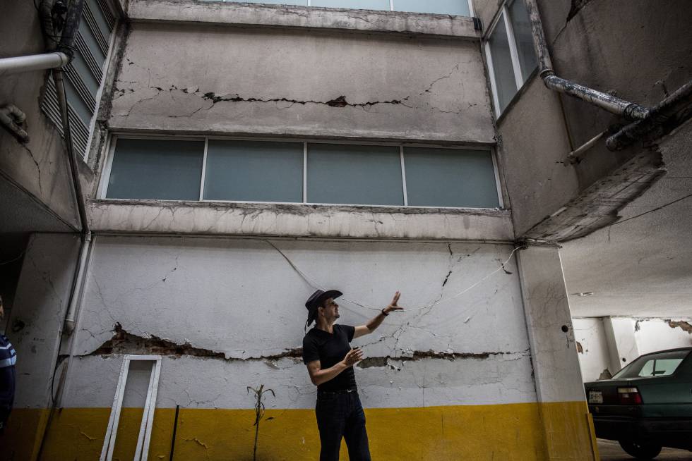 Miguel Rodríguez, 58, en el garaje de su edificio en Ciudad de México.