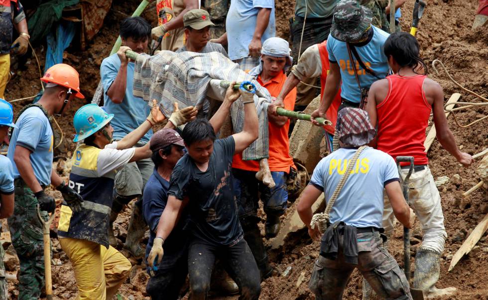 Los servicios de rescate evacuan a una víctima del corrimiento de tierra en una mina de Itogon (Filipinas).