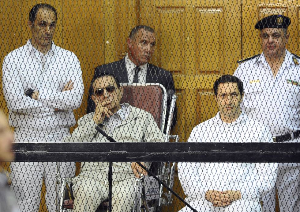 Los hijos de Hosni Mubarak flanqueando al exdictador en una fotografÃa de archivo. Gamal, situado a la izquierda, y Alaa, a la derecha