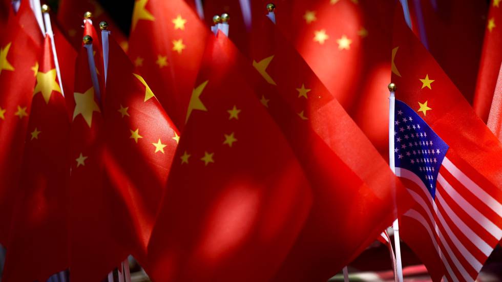 Banderas chinas junto a una de Estados Unidos en Pekín