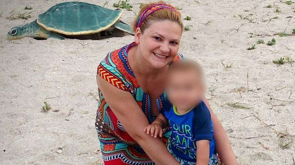 Pilar Garrido con su hijo en la playa.